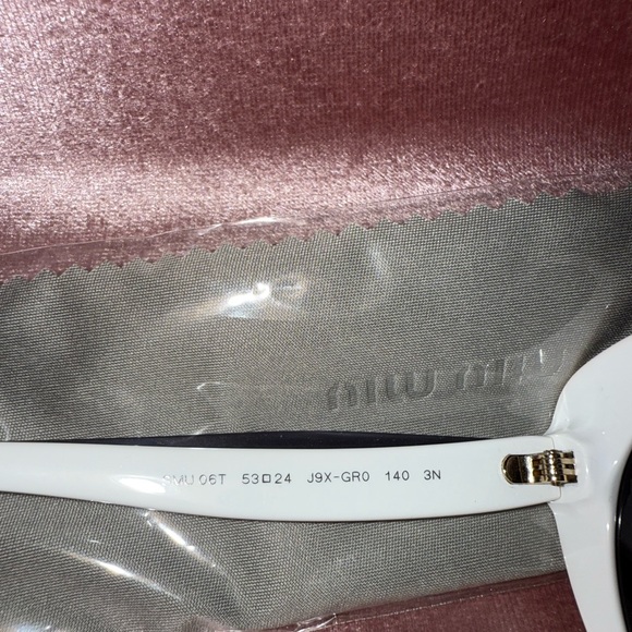 Chic Miu Miu sunglasses. - Picture 5 of 6